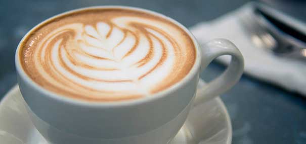 Ceasca cafea la un espressor manual Delonghi EC221 B